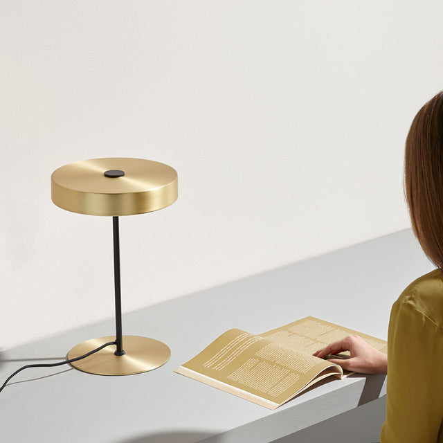 Vista lateral Lámpara sobremesa Amb acabado en latón mate escritorio Aromas del Campo Slowdeco