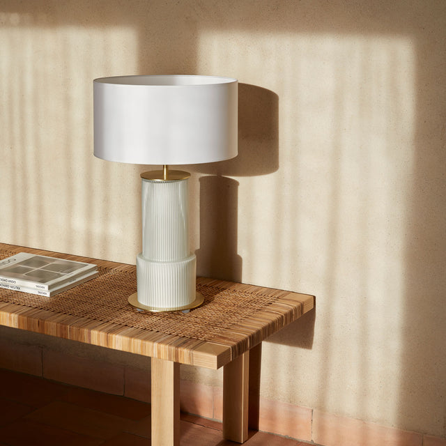 Vista lateral Lámpara sobremesa Ati acabado latón mate y vidrio comedor Aromas del Campo Slowdeco