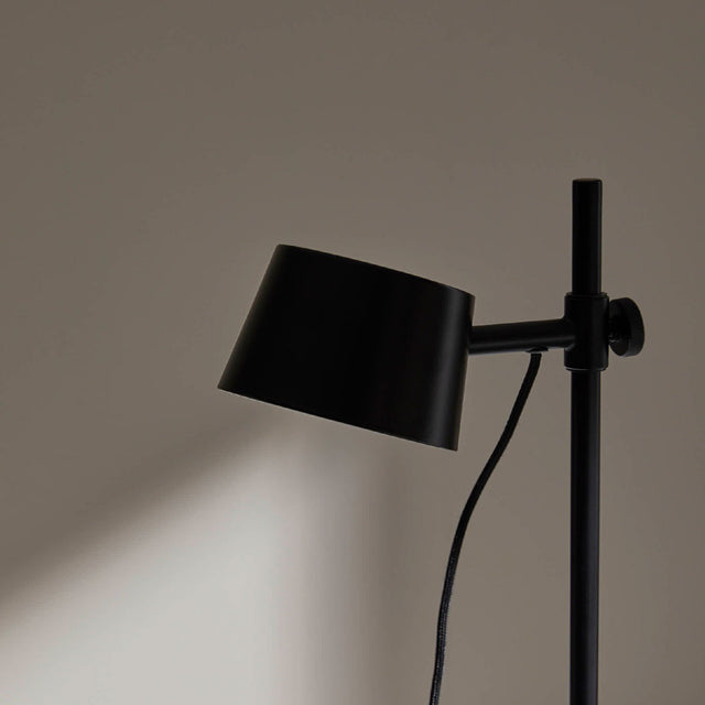 Vista lateral detalle Lámpara de pie Ner acabado en acero en color negro mate Aromas del Campo Slowdeco