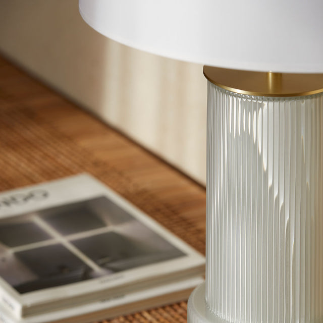 Vista lateral detalle Lámpara sobremesa Ati acabado latón mate y vidrio comedor Aromas del Campo Slowdeco