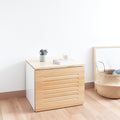 Mueble de diseño en madera natural en espacio de estilo nórdico